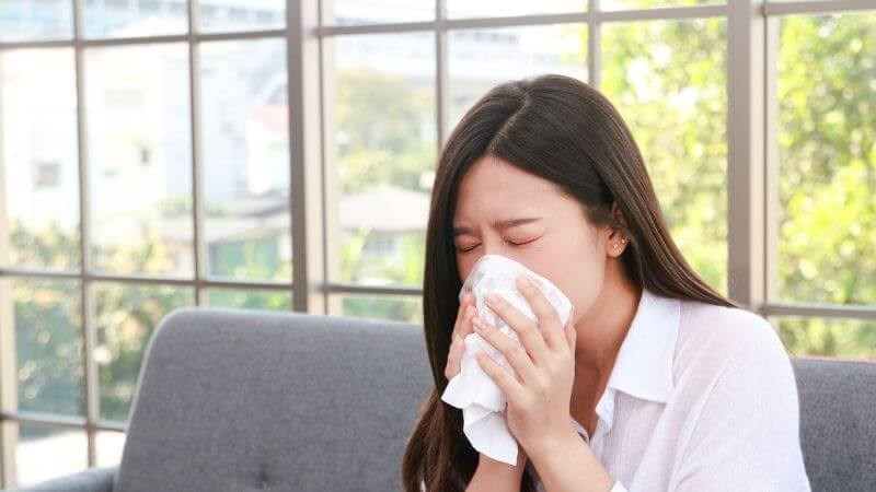 Ngạt mũi, chảy nước mũi là triệu chứng điển hình của viêm xoang hàm Ngạt mũi, chảy nước mũi là triệu chứng điển hình của viêm xoang hàm