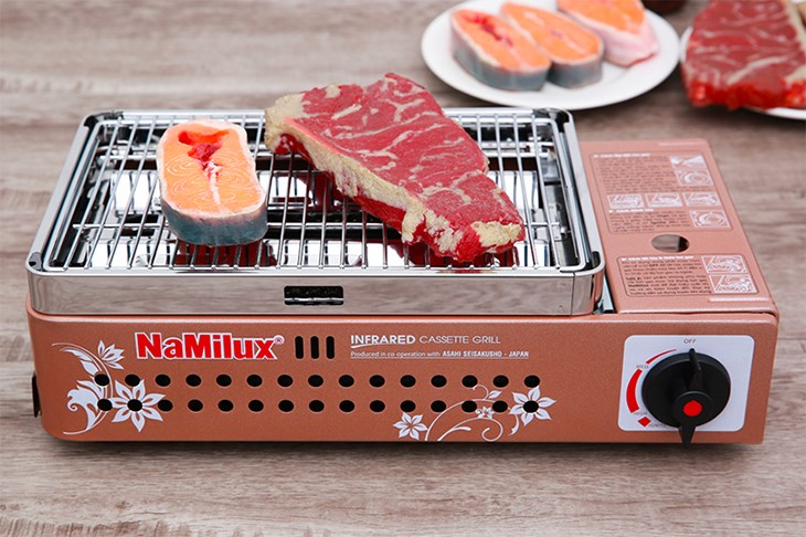 Bếp nướng ga Namilux NH-84N sở hữu thiết kế nhỏ gọn, có thể nướng nguyên miếng thịt hoặc cá