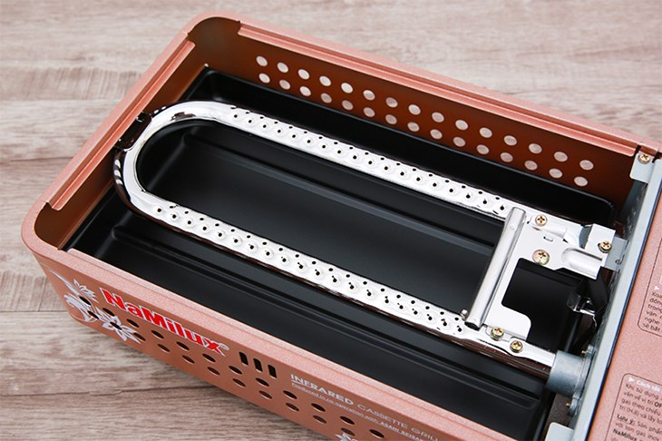 Bếp nướng gas Namilux có bộ phận chia lửa dài và được phân bổ đều giúp thức ăn chín nhanh chóng