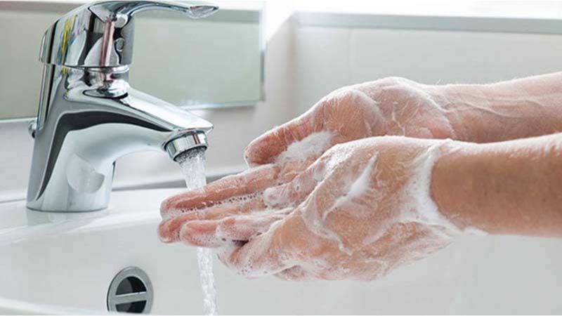 Bạn nên rửa tay với xà phòng và  nước sạch trước và sau khi tiếp xúc với mắt
