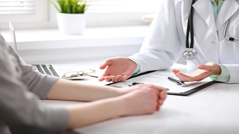 Khi có bất kì triệu chứng nào của nhiễm trùng đường tiết niệu, bạn nên đến khám bác sĩ