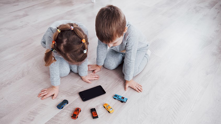 Bố mẹ nên cho trẻ sử dụng màn hình đúng cách để mang lại nhiều lợi ích.