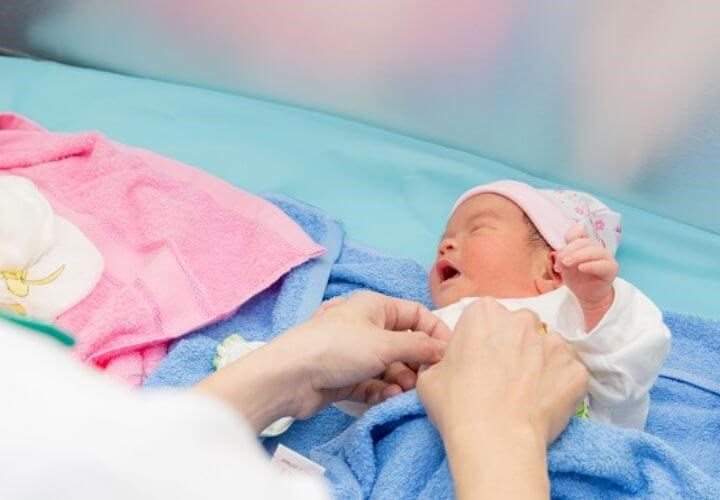 Bố mẹ nên đội nón cho con vào lúc nhiệt độ thấp