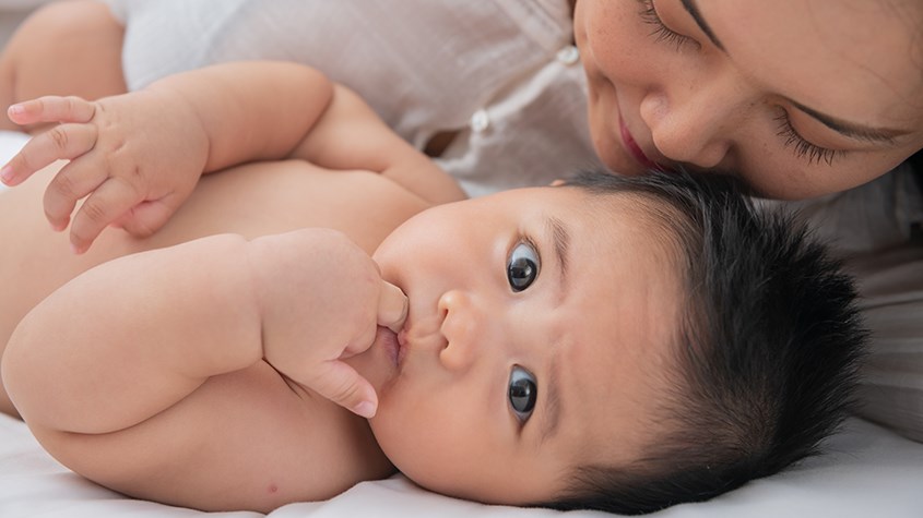 Bố mẹ có thể khuyến khích trẻ nhỏ “ê a”