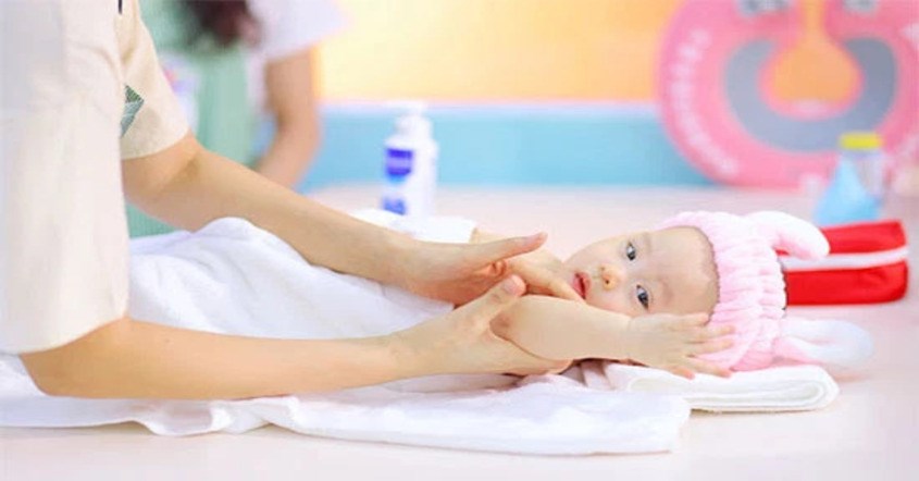 Chuyên viên massage cho bé trước khi bơi thủy liệu. Nguồn hình MBmart