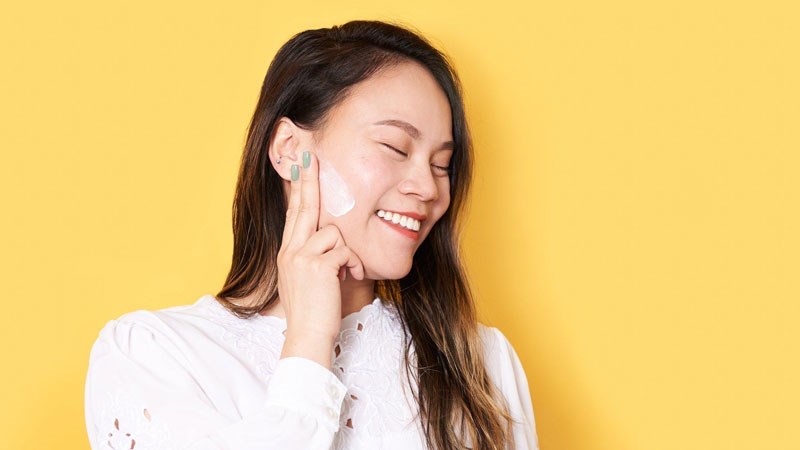 Bạn nên bảo vệ da kỹ khi ra ngoài trong quá trình bôi vitamin E Bạn nên bảo vệ da kỹ khi ra ngoài trong quá trình bôi vitamin E