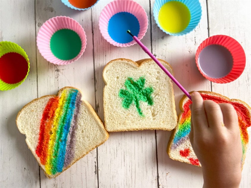 Cha mẹ có thể để trẻ tự do phác hoạ bức tranh bánh mì theo cách trẻ mong muốn. Nguồn ảnh: Raising Veggie Lover