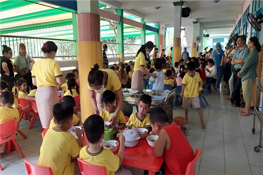 Bữa ăn của trẻ ở trường mầm non quân 12 - Mầm non Sơn Ca 5