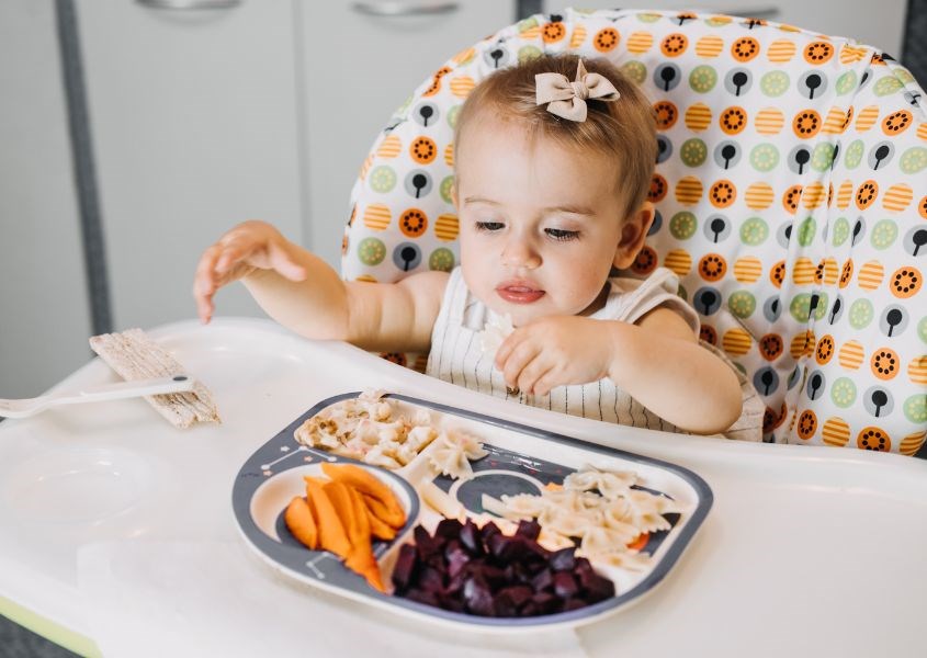 Bữa ăn dành cho trẻ 20 tháng tuổi phải đầy đủ thành phần dinh dưỡng. Ảnh: canva 