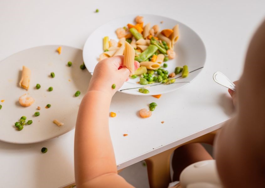 Mẹ có thể thêm nhiều loại thực phẩm vào đĩa của trẻ, Ảnh: canva 