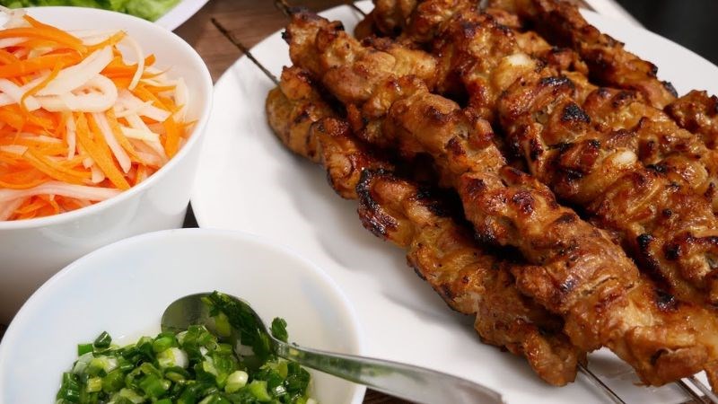 Bạn không nên ăn phần thịt nướng đã bị cháy để tránh gây ảnh hưởng đến sức khỏe