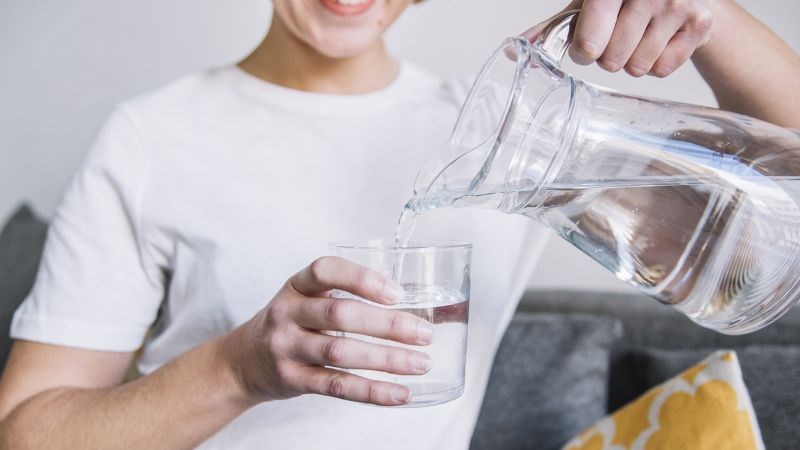Uống đủ nước sẽ giảm cảm giác đói, hỗ trợ cho quá trình giảm cân