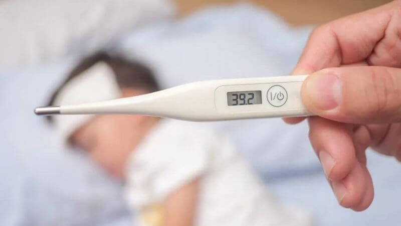 Sốt cao là một trong những biểu hiện của nhiễm virus Nipah