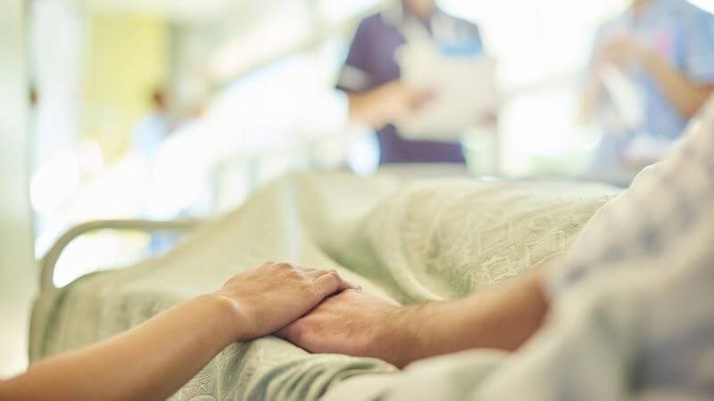 Bạn nên hạn chế tiếp xúc với người nhiễm Nipah nếu không có kỹ năng phòng hộ