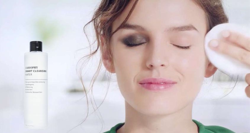 Dùng bông tẩy trang lau nhẹ nhàng lớp bụi bẩn, make up trên mặt cho đến khi sạch hoàn toàn