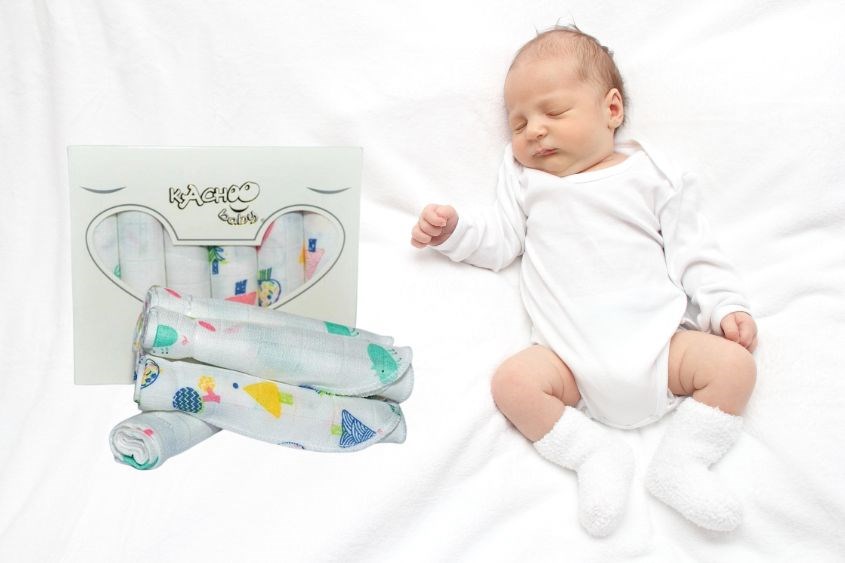 Khăn sữa sợi tre KACHOOBABY 4 lớp 30x30 cm màu trắng có chất liệu mềm mại, thấm hút tốt và không xù lông