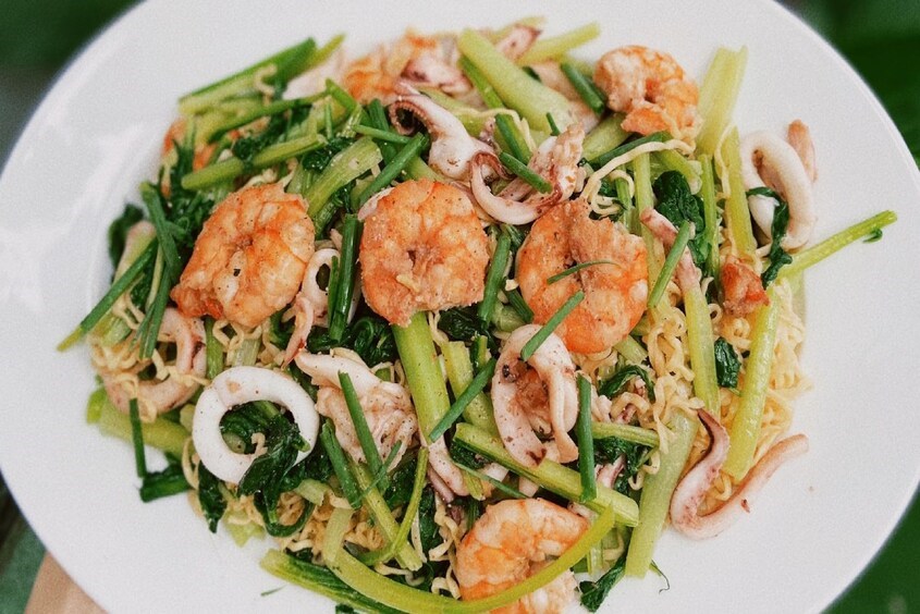 Mì tôm nấu chung với rau củ, tôm, thịt sẽ đỡ bị mất cân bằng dinh dưỡng hơn