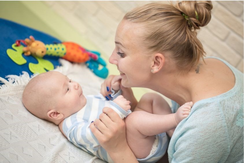 Trẻ sẽ mỉm cười nhiều hơn khi nhìn thấy ba mẹ (Ảnh: Canva) Trẻ sẽ mỉm cười nhiều hơn khi nhìn thấy ba mẹ (Ảnh: Canva)