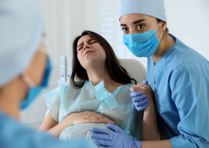 Giai đoạn 1 của chuyển dạ gây ra những cơn đau từ nhẹ đến mạnh. Nguồn ảnh: canva