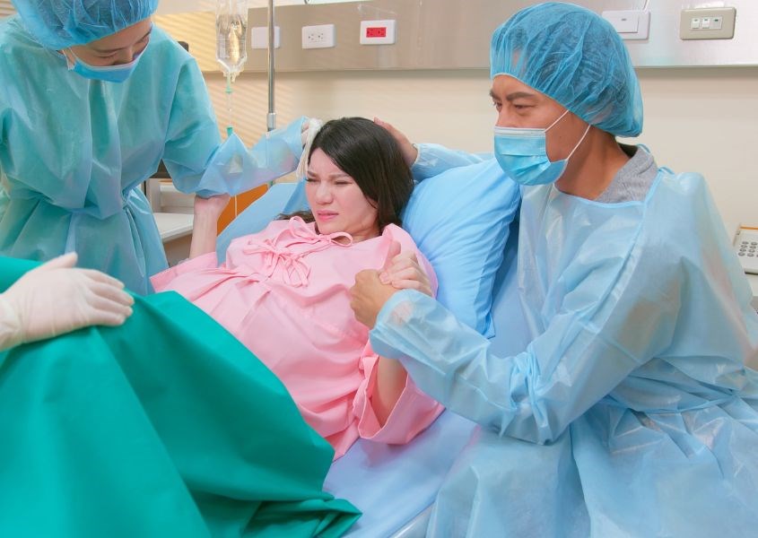 Ở giai đoạn 2, em bé sẽ di chuyển qua cổ tử cung và ra ngoài. Ảnh: canva