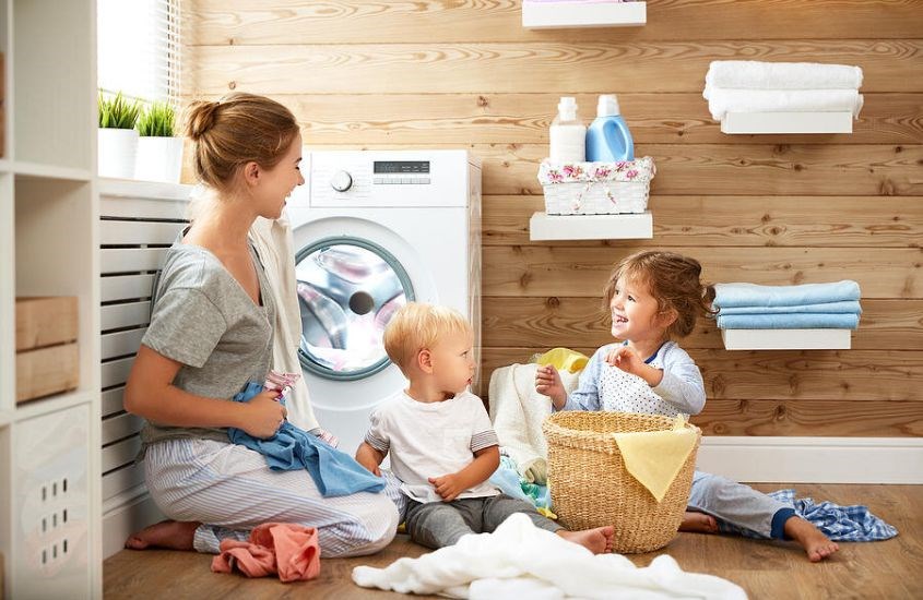 Giặt sạch những quần áo không dùng tới