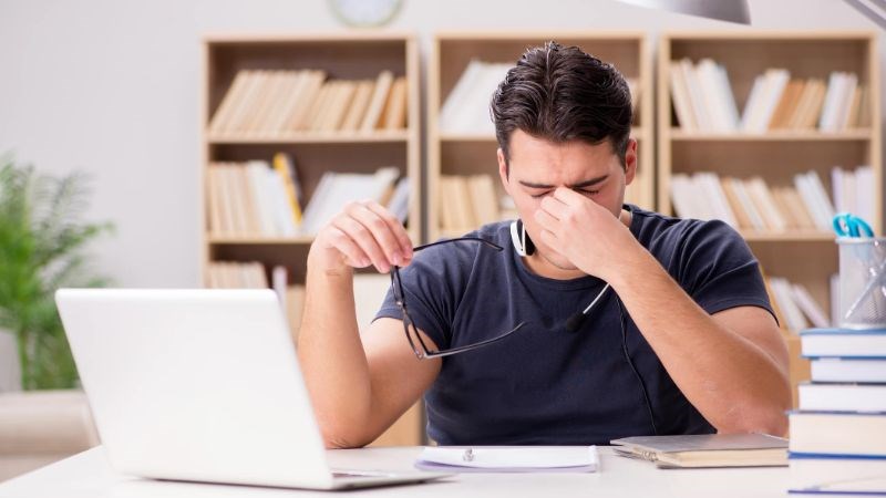 Người bệnh n&ecirc;n hạn chế sử dụng thiết bị điện tử