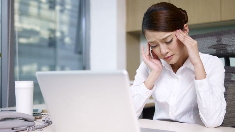 Kh&ocirc;ng bắt mắt l&agrave;m việc qu&aacute; nhiều sau phẫu thuật 