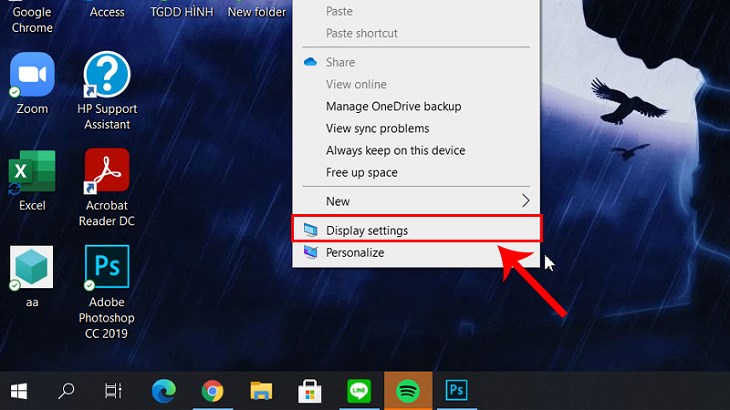 Nhấn chuột phải vào Desktop và chọn Display Settings