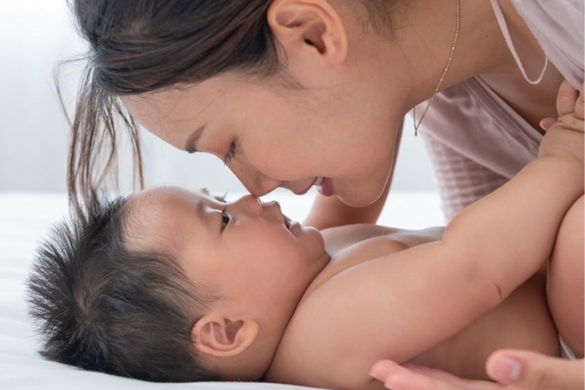 Ngắm nhìn nhau là một trong các cách chơi với trẻ sơ sinh rất thú vị