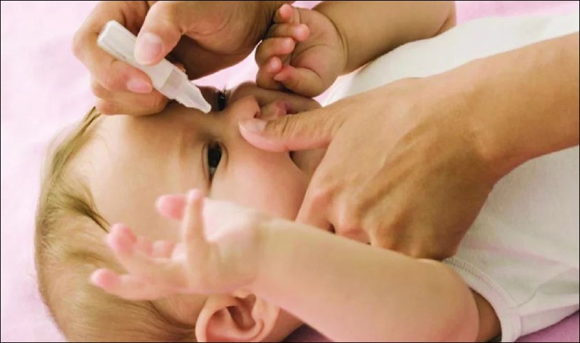 Nhỏ nước mắt khi tắc tuyến lệ ở trẻ em