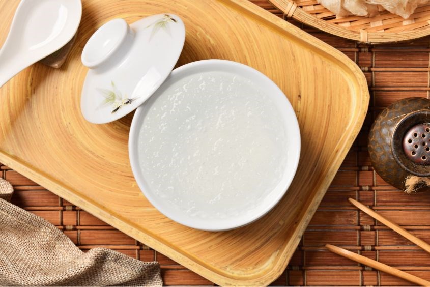 Chưng yến cho bà bầu với đường phèn (Ảnh: Canva)