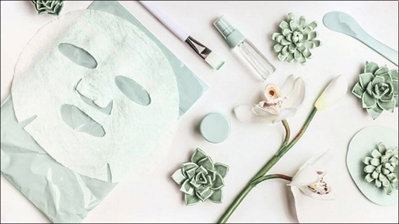 Mặt nạ giấy được định hình đeo lên mặt để dưỡng chất thấm vào da