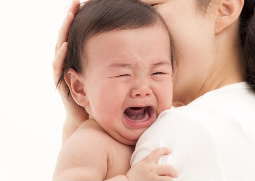 Trẻ 1 tuổi bướng bỉnh thường hay khóc 