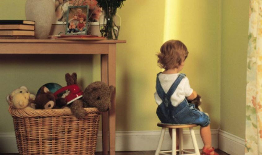 Hình phạt úp mặt vào tường là một hình phạt an toàn nhưng vô cùng hữu ích