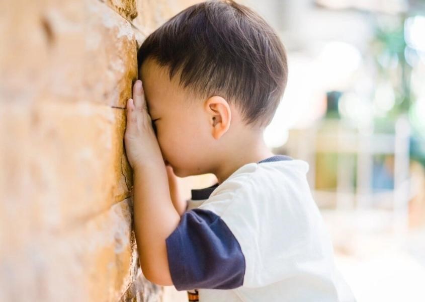 Khủng hoảng tuổi lên 3 khiến trẻ trở nên bướng bỉnh và khó bảo