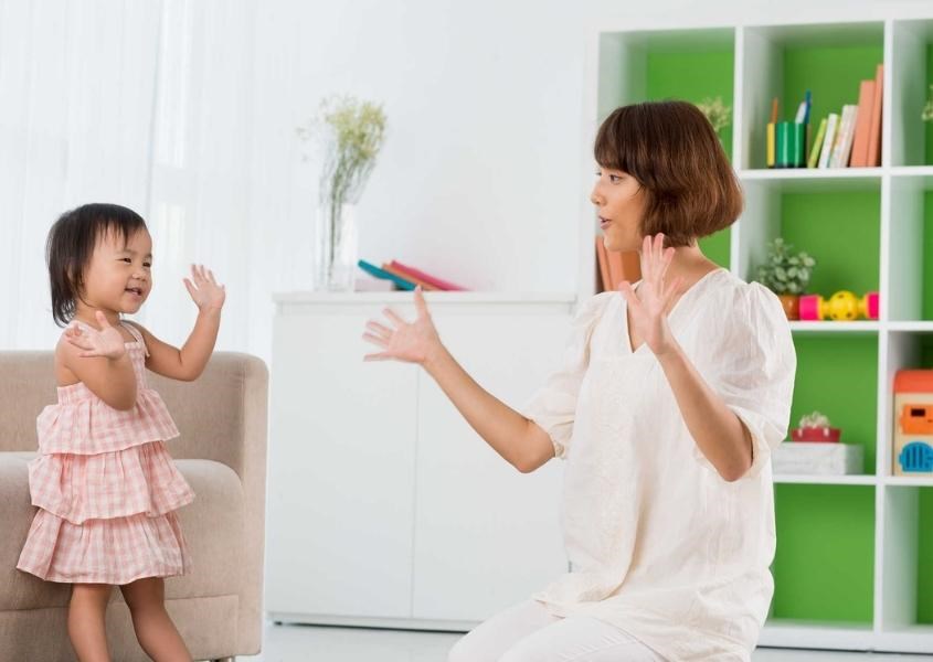 Khen ngợi trẻ cũng là một cách dạy trẻ 3 tuổi bướng bỉnh mà ba mẹ có thể tham khảo