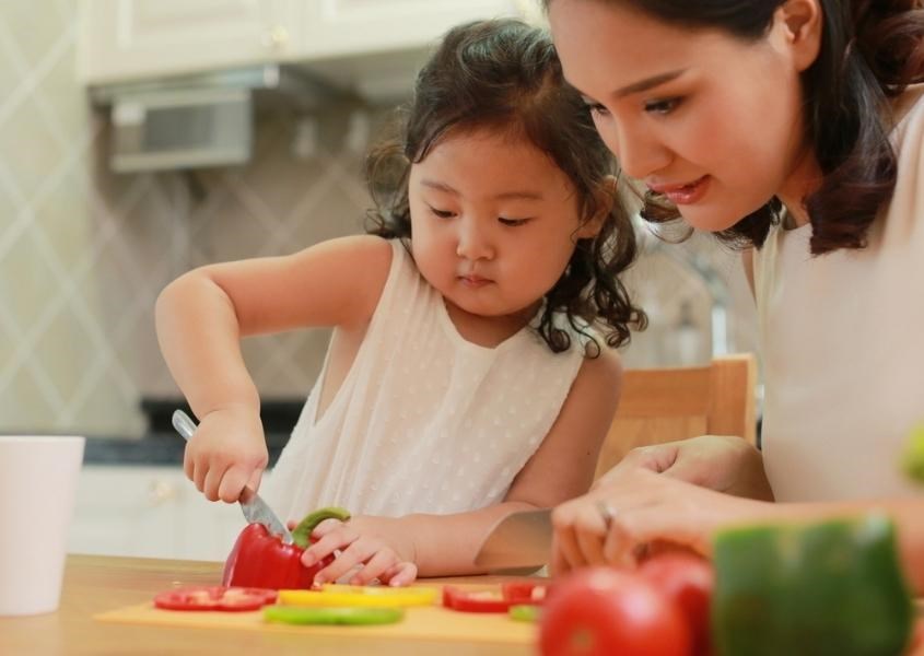 Không ra lệnh hay áp đặt trẻ là cách dạy trẻ 3 tuổi bướng bỉnh vô cùng hiệu quả