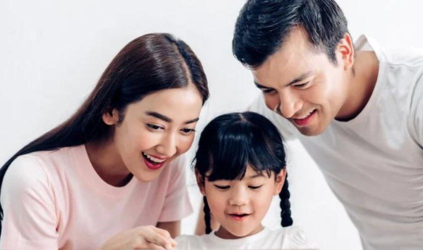 Cha mẹ thường xuyên trò chuyện, trao đổi với bé để hiểu con hơn