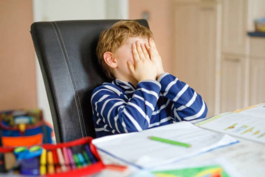 Trẻ bị phân tâm và không tập trung là dấu hiệu giảm chú ý. Ảnh: iStock Trẻ tăng động giảm chú ý