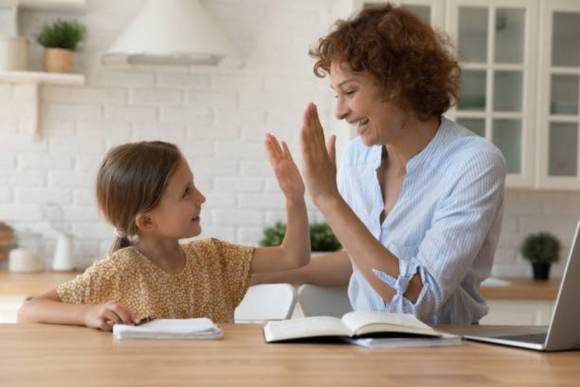 Tích cực khen ngợi là cách dạy trẻ tăng động giảm chú ý hiệu quả. Ảnh: iStock Cách dạy trẻ tăng động giảm chú ý