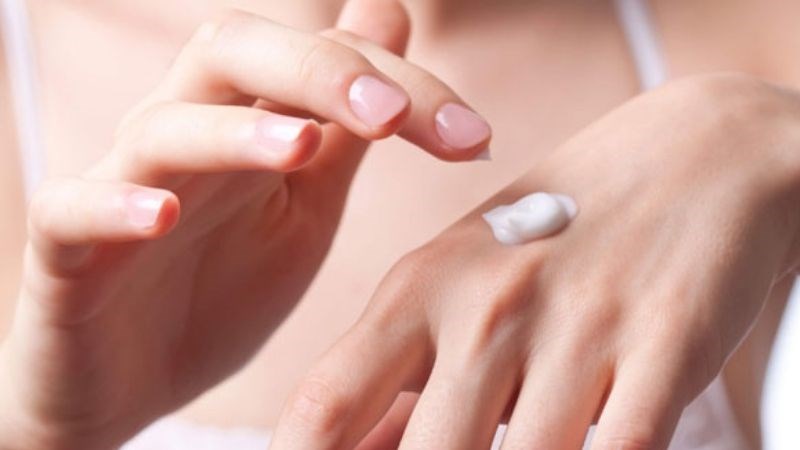 Bạn nên sử dụng kem trị mụn với liều lượng cỡ hạt đậu cho toàn bộ khuôn mặt