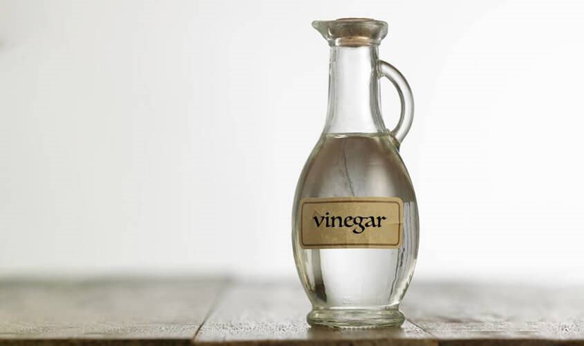 Dùng giấm trắng để giặt khăn tắm sẽ giúp các sớ vải trở nên mềm mại hơn