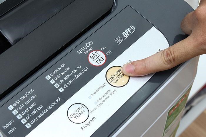 Người dùng bắt đầu quá trình giặt bằng cách nhấn nút Start