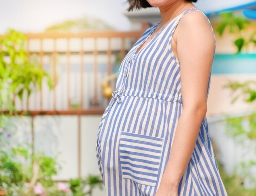 Trang phục thoải mái giúp mẹ bầu hạ sốt hiệu quả. Ảnh: freepik