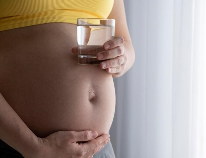 Uống nhiều nước giúp hạ sốt từ bên trong cơ thể. Ảnh: freepik