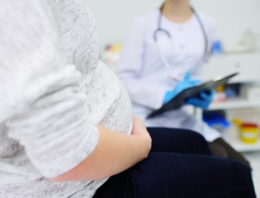 Tham khảo ý kiến bác sĩ nếu thai phụ bị sốt cao đột ngột. Ảnh: freepik