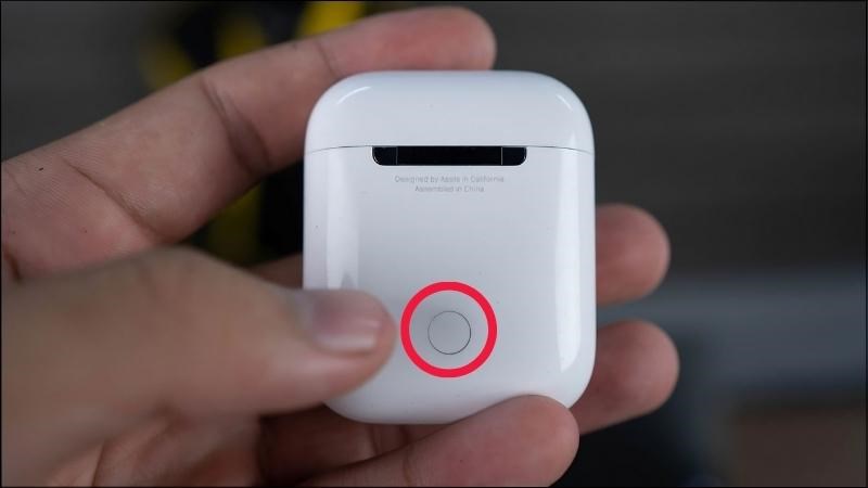 Khôi phục lại cài đặt gốc của AirPods bằng cách nhấn giữ nút tròn 15 giây