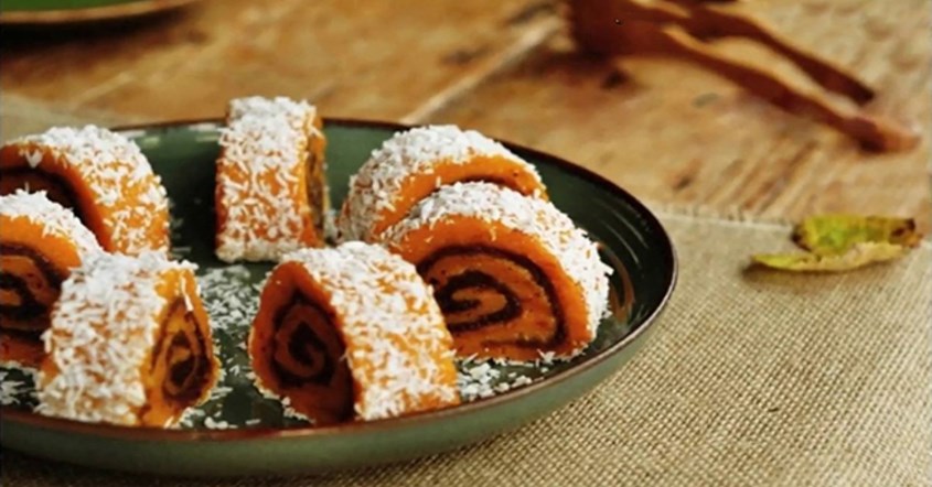 Bánh cuộn bí đỏ thơm ngon cho bé.