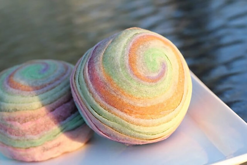 Các bé sẽ rất thích vẻ bề ngoài đầy màu sắc của chiếc bánh