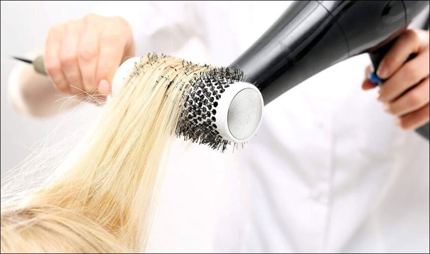 Kiên nhẫn lặp lại các bước sấy và duỗi tóc cho đến khi tóc khô để có được mái tóc thẳng như ý muốn